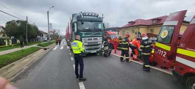 UPDATE - Iaşi: Doi copii şi tatăl lor, loviţi de un TIR pe o trecere de pietoni, la Leţcani/ Unul dintre copii a murit, iar celălalt şi adultul au fost transportaţi la spital