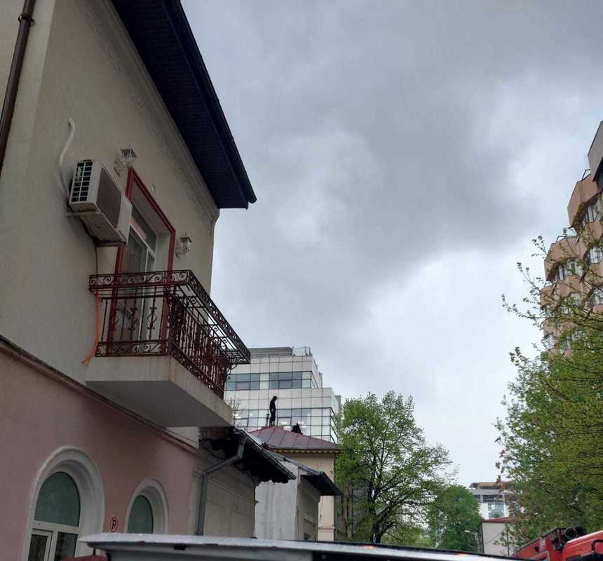 UPDATE - Intervenţie a forţelor de ordine, după ce două persoane s-au urcat pe acoperişul unui imobil din Sectorul 3 / Persoanele ar fi primit ordin de evacuare, după ce imobilul în care locuiesc a fost retrocedat / Cei doi au coborât - FOTO

