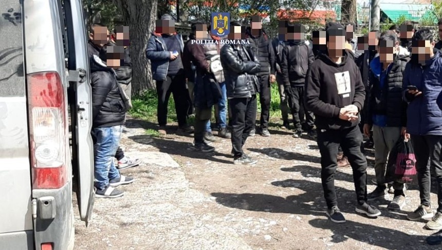 Ialomiţa: Doi bulgari care transportau 30 de migranţi într-un microbuz, reţinuţi / Persoanele transportate, cu vârste cuprinse între 15 şi 39 de ani, nu au putut prezenta acte de intrare în România

