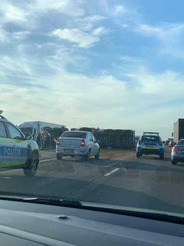 Trafic rutier oprit pe A1 după ce un autotren încărcat cu nisip s-a răsturnat  / O persoană este grav rănită