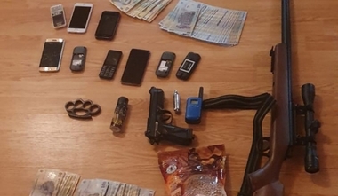 Mehedinţi: Şapte bărbaţi au fost arestaţi preventiv după ce au oprit o maşină în trafic, iar sub ameninţarea unui pistol, au furat autoturismul şi telefoanele mobile ale celor din maşină
