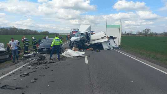 UPDATE - Şapte răniţi, într-un accident rutier produs pe DN 1, în judeţul Braşov/ Traficul a fost blocat/ Un tânăr, preluat de elicopterul SMURD, fiind intubat şi ventilat mecanic - FOTO