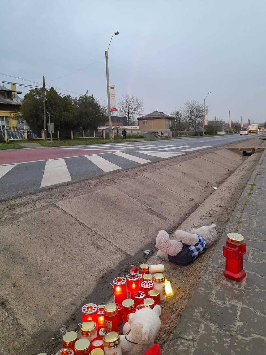 Candele şi jucării sunt aduse în zona trecerii de pietoni de la Leţcani, unde un copil a murit după ce a fost lovit de un TIR. Oamenii au blocat în mod repetat drumul, cerând soluţii din partea autorităţilor - FOTO
