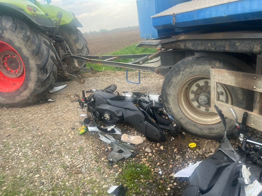 UPDATE - Prahova: Două motociclete şi un tractor, implicate în accident pe DN 1 D / Doi adolescenţi de 17 ani, răniţi / Precizările poliţiştilor 

