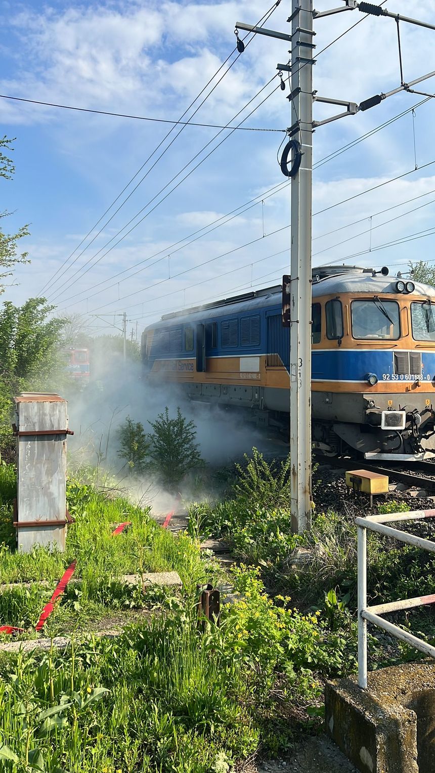 UPDATE - Prahova: Incendiu la locomotiva unui tren de marfă privat / Personalul feroviar a întrerupt alimentarea cu energie electrică a liniei de contact - FOTO
