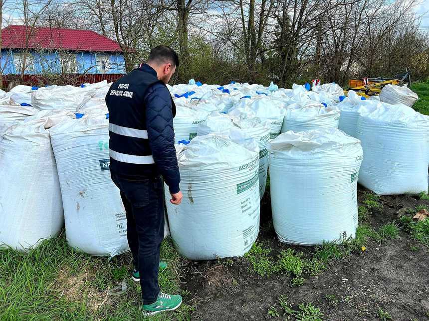 Botoşani: Poliţiştii au descoperit este 80 de tone de îngrăşământ depozitate ilegal / Mulţi dintre saci, în apropierea unei şcoli