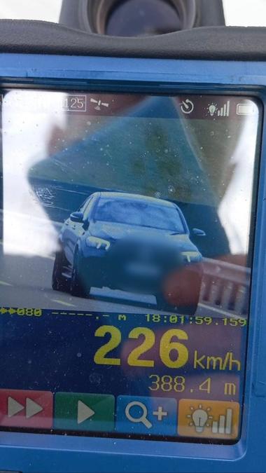 Mureş: Viteză de 226 km / oră pe autostrada A3 / Poliţiştii au dat aproape 70 de amenzi în cadrul unei razii