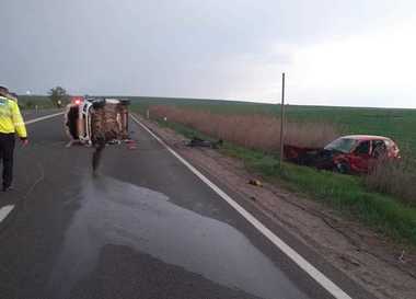 Cluj: Trei persoane, transportate la spital după ce două autoturisme s-au ciocnit, pe DN 1/ Una dintre maşini s-a răsturnat, o victimă încarcerată fiind scoasă de pompieri - FOTO