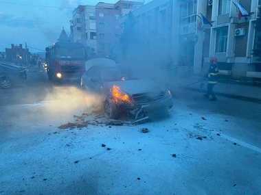 Mehedinţi: Un pompier care se îndrepta către casă a limitat un incendiu care a izbucnit la maşina din faţa sa / Bărbatul a luat stingătoare dintr-o instituţie din apropiere / Doi adulţi şi un copil de 3 ani se aflau în maşină - FOTO