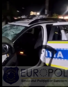 UPDATE - Autospecială de poliţie, distrusă cu ciocanul de un bărbat, în Caraş-Severin / Motivaţia oferită: ”Nu suport Poliţia” / Dosar penal pentru ultraj  – VIDEO