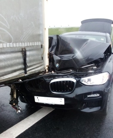 Accident pe A 1, în zona Remeta Mare – Un autoturism a intrat într-un camion / Banda 1 şi cea de urgenţă, blocate