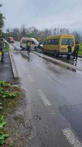 UPDATE - Plan Roşu de Intervenţie la Buzău, după un accident în care a fost implicat un microbuz care transporta copii şi o maşină  / Din cele 14 persoane implicate, 10 au ajuns la spital, 8 fiind copii