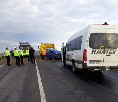 UPDATE - Timiş: Zece persoane, transportate la spital în urma unui accident în care au fost implicate un microbuz şi două autoturisme/ Accidentul s-a produs după o depăşire neregulamentară