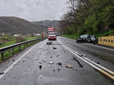 Cluj: Doi bărbaţi, transportaţi la spital după ce un autoturism s-a izbit de o autoutilitară, pe DN 1