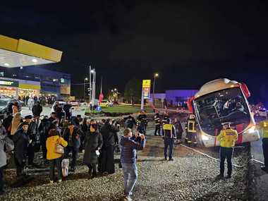 Un autocar cu 55 de pasageri a derapat şi a rămas înclinat pe o parte, pe marginea drumului, la Alba Iulia/ Pompierii au stabilizat autovehiculul şi evacuează pasagerii - FOTO