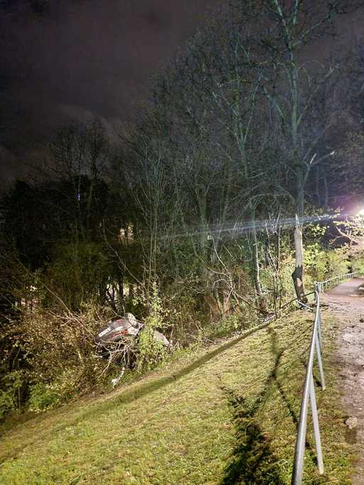 Cinci răniţi, după ce o maşină care circula către Poiana Braşov s-a răsturnat într-o prăpastie / Şoferul, un tânăr de 19 ani

