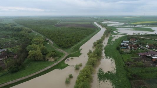 Cod roşu de inundaţii pe Bârzava - Apele Române: Vârful viiturii, atins în cursul zilei de miercuri la Gătaia / Specialiştii prognozează că apa nu va trece peste dig

