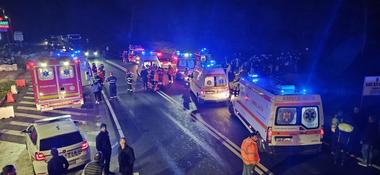 UPDATE-Planul Roşu de intervenţie, activat în Sibiu - Accident cu două autocare şi un autoturism pe DN 1, la Hula Bradului/ Circa 90 de elevi şi profesori, implicaţi/ ISU: Nu sunt persoane rănite grav/ 33 de copii şi un adult, duşi la spital - FOTO, VIDEO