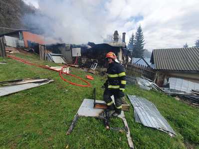 Vrancea: Incendiu Mănăstirea Tarniţa / Arde o casă de oaspeţi şi un adăpost pentru păsări