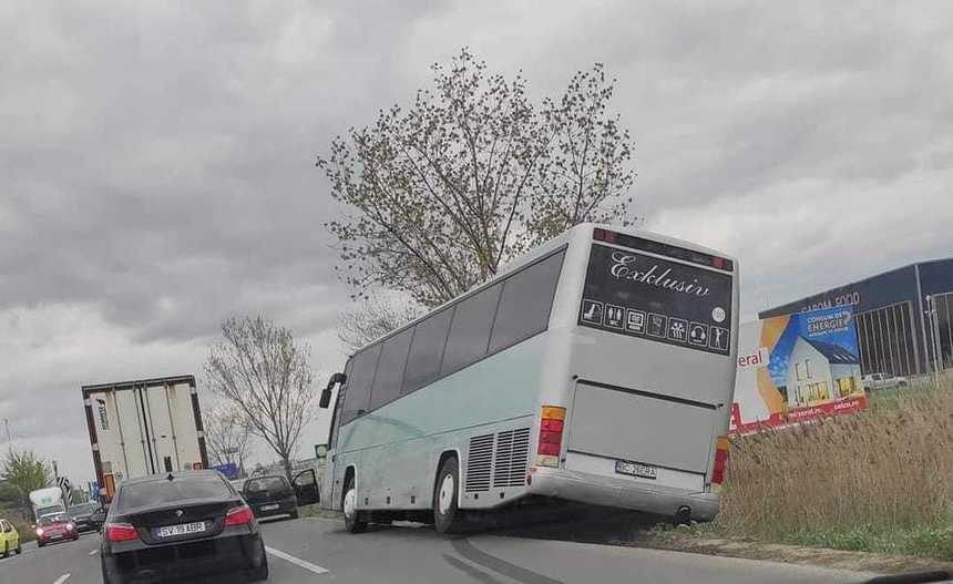 UPDATE - Iaşi: Accident pe DN 28 – sunt implicate un autocar cu 47 de copii şi patru adulţi şi o maşină / Se lucrează pentru repunerea autocarului în trafic/ În autocar se aflau elevi de clasa a opta din Bacău

