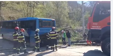UPDATE - Hunedoara: Autocar cu copii blocat pe un pasaj de cale ferată / Trenurile au fost oprite în linie curentă ca măsură de siguranţă / Pasagerii - copii aflaţi în excursie - sunt în siguranţă / Precizările CFR - FOTO / VIDEO