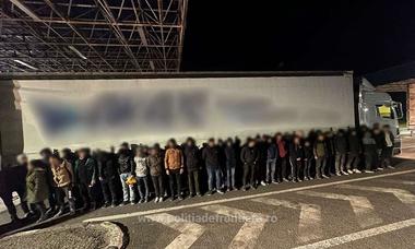 Peste 100 de migranţi, depistaţi de poliţiştii de frontieră din Arad când încercau să iasă ilegal din ţară / Erau ascunşi în TIR-uri conduse de turci, printre folii de plastic
