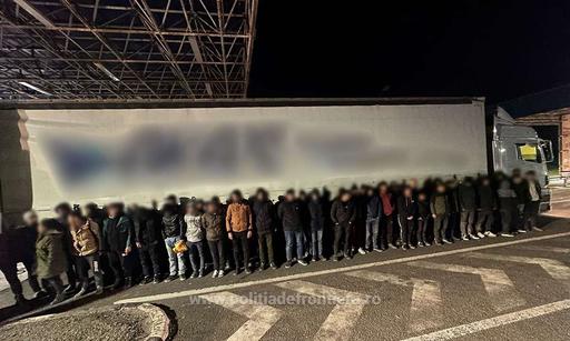Peste 100 de migranţi, depistaţi de poliţiştii de frontieră din Arad când încercau să iasă ilegal din ţară / Erau ascunşi în TIR-uri conduse de turci, printre folii de plastic
