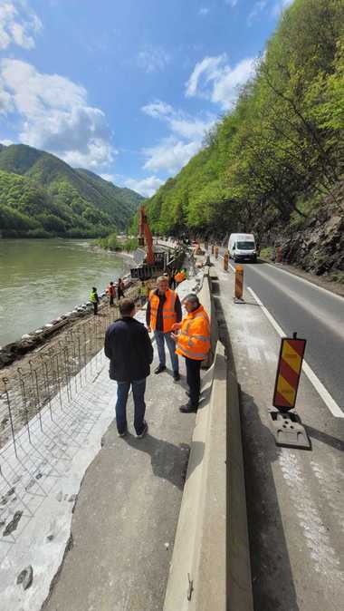 Sibiu: Circulaţia deschisă pe ambele sensuri, dar cu restricţii, pe DN 7, în zona Boiţa, unde se fac lucrări/ Decizia a fost luată pentru fluidizarea traficului în minivacanţa de 1 Mai