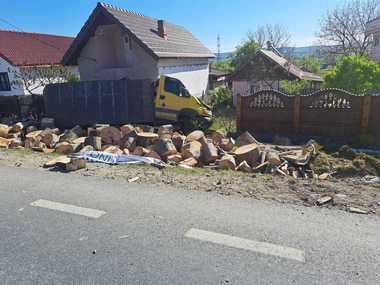 Gorj: O autoutilitară care transporta material lemnos s-a răsturnat în curtea unei case/ Un bărbat care se afla acolo a fost rănit - FOTO