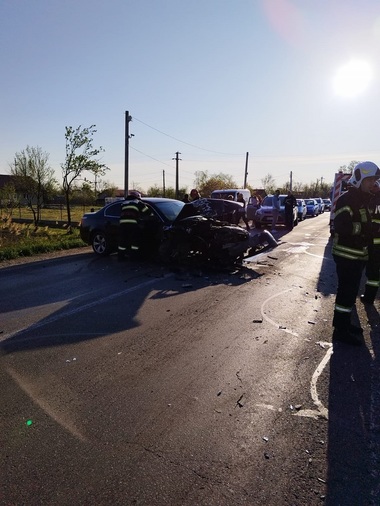 Buzău - Circulaţie oprită pe DN 2B, după ce două autoturisme s-au ciocnit, unul dintre ele blocând total drumul / Accidentul, provocat de un bărbat aflat în stare de ebrietate, care a fugit - FOTO