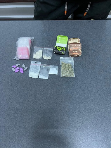 Constanţa: Doi bărbaţi din Bucureşti au fost prinşi de Poliţia Locală în timp ce vindeau droguri în zona Festivalului Sunwaves, din Mamaia - FOTO
