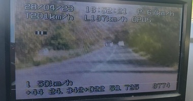 Şofer de 21 de ani prins conducând cu 201 km/ oră, pe un drum naţional din judeţul Mehedinţi/ Alţi doi şoferi circulau cu 152 şi 158 km/oră pe aceeaşi şosea - FOTO

