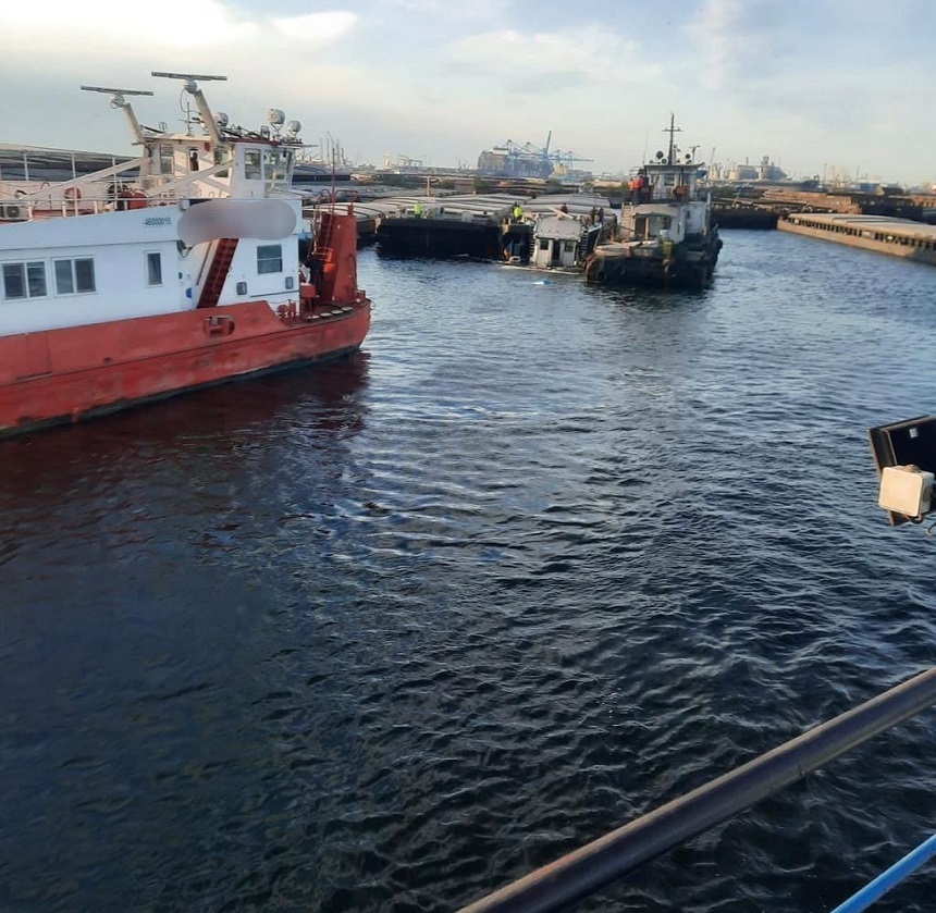 Un împingător sub pavilion Cehia s-a scufundat în Portul Constanţa după o coliziune/ Cei cinci membri ai echipajului au fost salvaţi - FOTO
