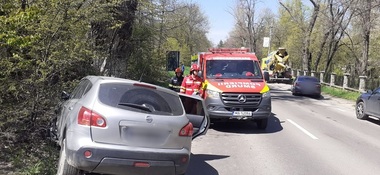 Suceava: Trei persoane, inclusiv doi copii cu vârste de 2 şi 5 ani, rănite într-un accident rutier - FOTO
