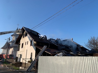Neamţ: O casă parohială a fost distrusă în urma unui incendiu/ Focul a mai afectat un adăpost de animale şi o gospodărie/ Nu au existat persoane rănite/Intervenţia pompierilor a durat şapte ore  - FOTO
