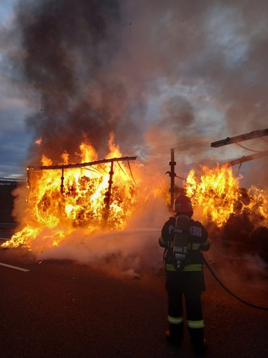 Trafic oprit pe autostrada A10 după ce remorca unui TIR a luat foc - FOTO, VIDEO