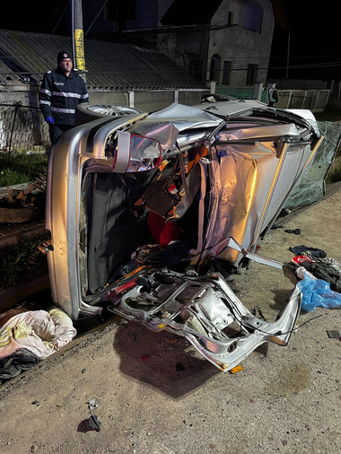 Iaşi: Accident cu doi morţi şi un rănit provocat de un tânăr care nu avea permis. El luase maşina fără acordul proprietarului - FOTO
