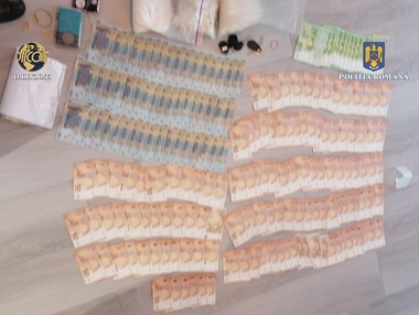 Peste două kilograme de droguri de mare risc, găsite în urma unei percheziţii domiciliare în Mamaia Nord/ O persoană a fost reţinută
