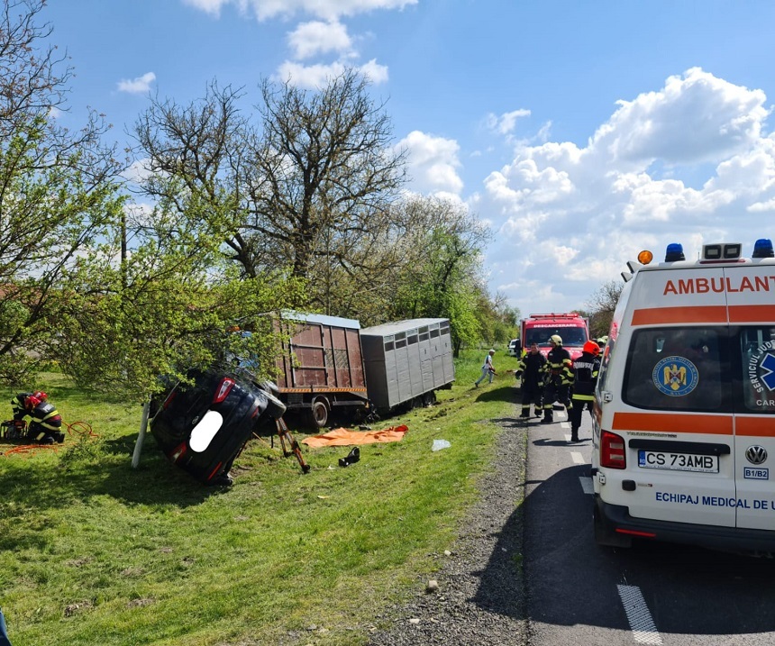 UPDATE - Accident  în care au fost implicate un autotren, o autoutilitară şi alte trei autoturisme, între Caransebeş şi Lugoj / O persoană a murit şi alte patru au fost rănite - FOTO