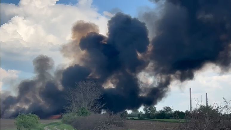 Incendiu cu degajări mari de fum în municipiul Arad / Intervin pompierii - VIDEO
