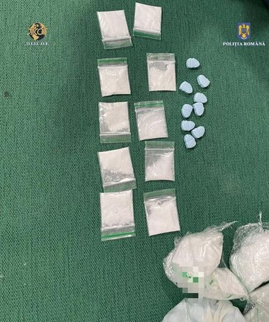 Constanţa: Cinci cetăţeni străini au fost reţinuţi pentru trafic de droguri / În urma unei percheziţii în Mamaia au fost găsite diverse cantităţi de substanţe interzise care urmau să fie vândute participanţilor la un festival - VIDEO
