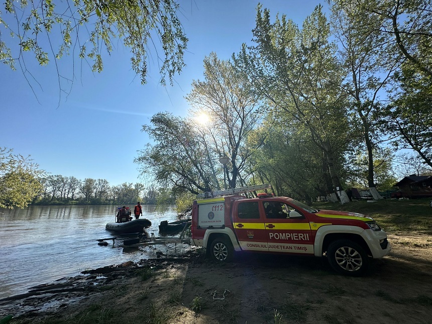 Pompierii din Timiş şi Arad reiau misiunea de căutare a persoanelor dispărute, după ce o barcă s-a răsturnat în râul Mureş/ 4 persoane, între care şi 2 copii, sunt dispărute - FOTO
