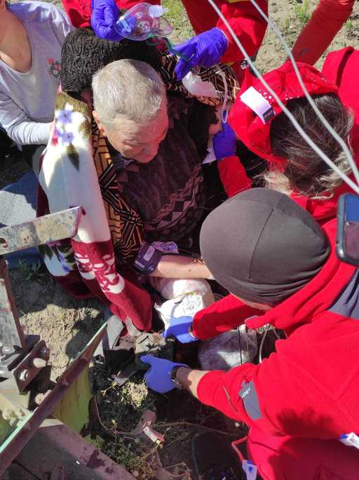 Iaşi: Un bărbat şi-a retezat gamba piciorului drept după ce a manevrat greşit motocoasa. A fost adus cu elicopterul SMURD la un spital din municipiu
