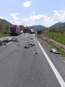 UPDATE - Caraş-Severin: Accident cu 5 autovehicule, între care un autocar, pe DN6 / Un om a murit
