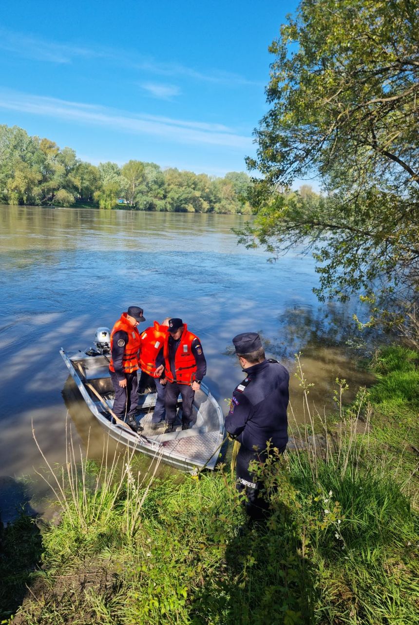 UPDATE - Un elicopter SMURD a fost solicitat să intervină la căutarea a patru persoane dispărute, după ce o barcă s-a răsturnat în râul Mureş / După circa patru ore de căutări, scafandrii s-au retras şi vor relua misiunea marţi dimineaţă