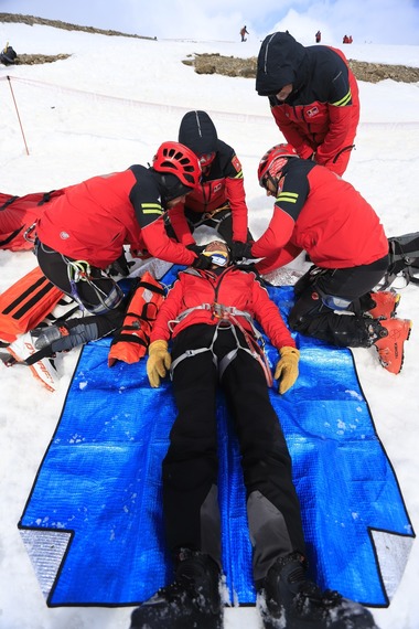 Doi turişti polonezi, surprinşi de o avalanşă în Munţii Rodnei / Unul a fost îngropat parţial, fiind recuperat de către salvamontişti