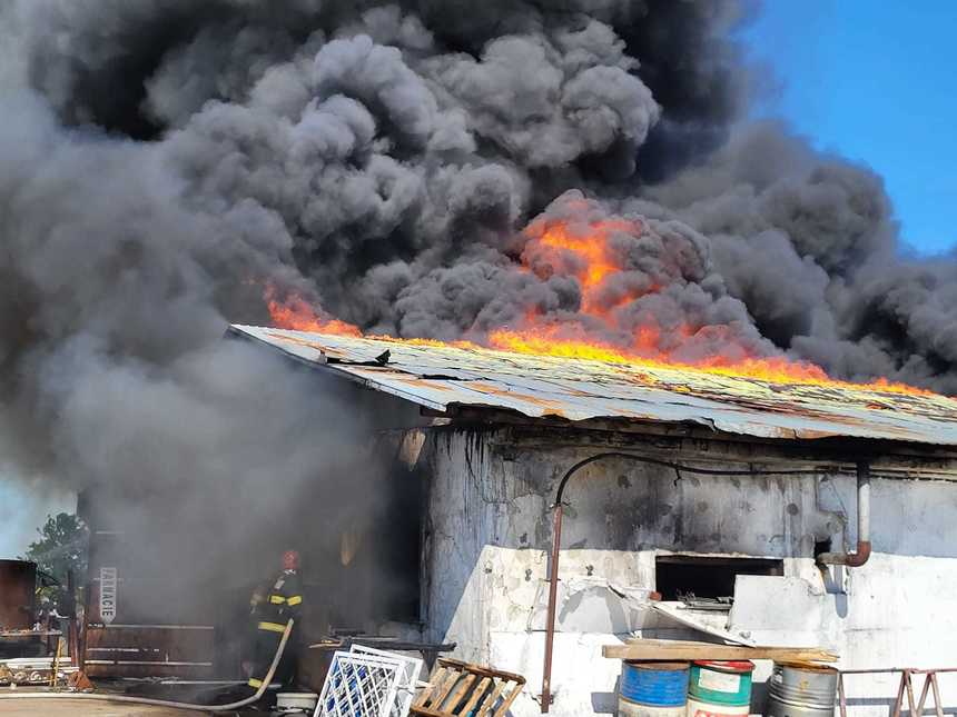 UPDATE - Giurgiu: Incendiu puternic la un depozit cu materiale plastice, cu degajări mari de fum/ A fost emis mesaj Ro-Alert/ Incendiul a fost localizat/ Doi angajaţi care au încercat să intervină au suferit arsuri - FOTO, VIDEO