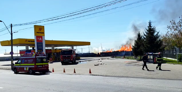 Neamţ: Incendiu puternic la un service auto şi la o firmă care prelucrează paleţi/ Focul a izbucnit chiar lângă o benzinărie - VIDEO