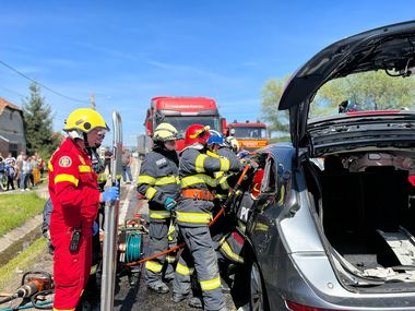 Mureş: Patru răniţi, după ce un autoturism şi un camion s-au ciocnit, pe DN 15/ Două victime, între care un copil de 12 ani, sunt în stare gravă - FOTO