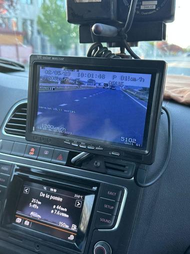 Teleorman: Şofer depistat cu 206 kilometri la oră pe DN 6 / Acesta nu a oprit la semnalele poliţiştilor, iar maşina a ieşit în decor / Şoferul, imobilizat după 100 de metri